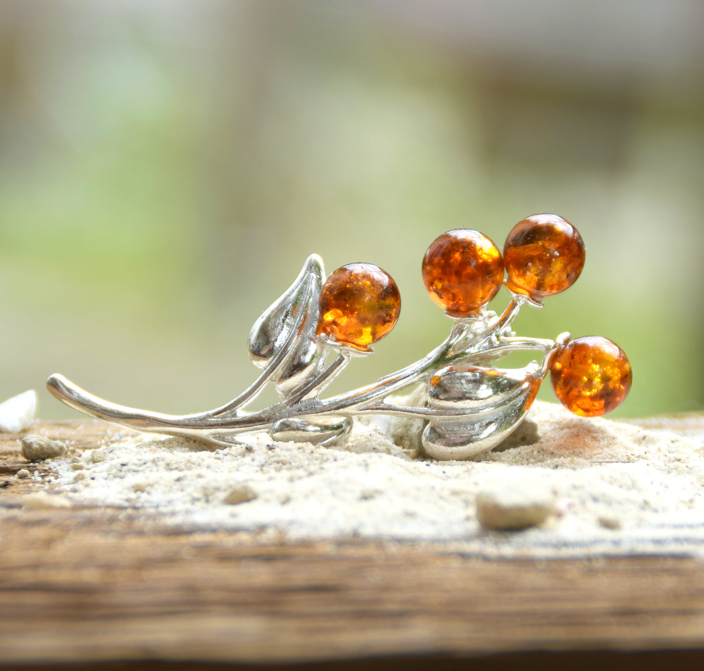 Leuchtende florale Brosche aus naturfarbenem Cognac-Bernstein und 925er Silber, MJ Baltica, BBR018