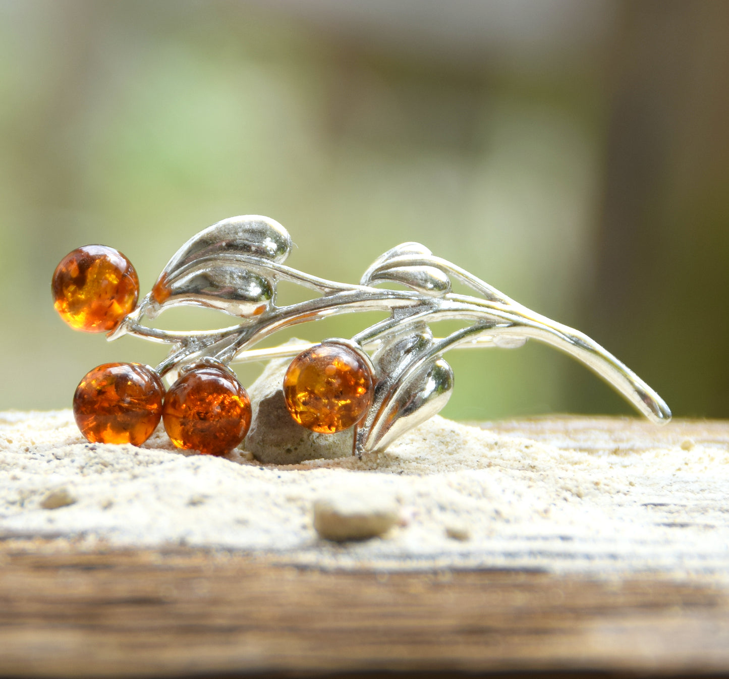 Leuchtende florale Brosche aus naturfarbenem Cognac-Bernstein und 925er Silber, MJ Baltica, BBR018