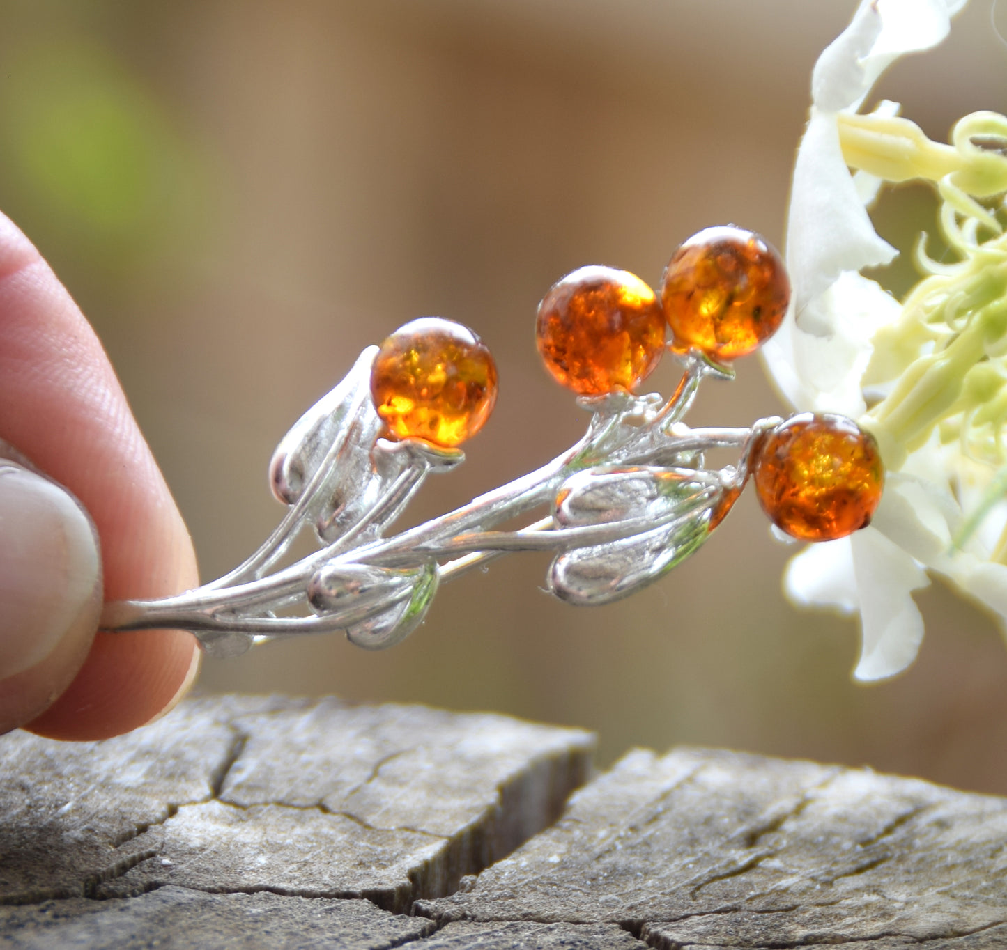 Leuchtende florale Brosche aus naturfarbenem Cognac-Bernstein und 925er Silber, MJ Baltica, BBR018