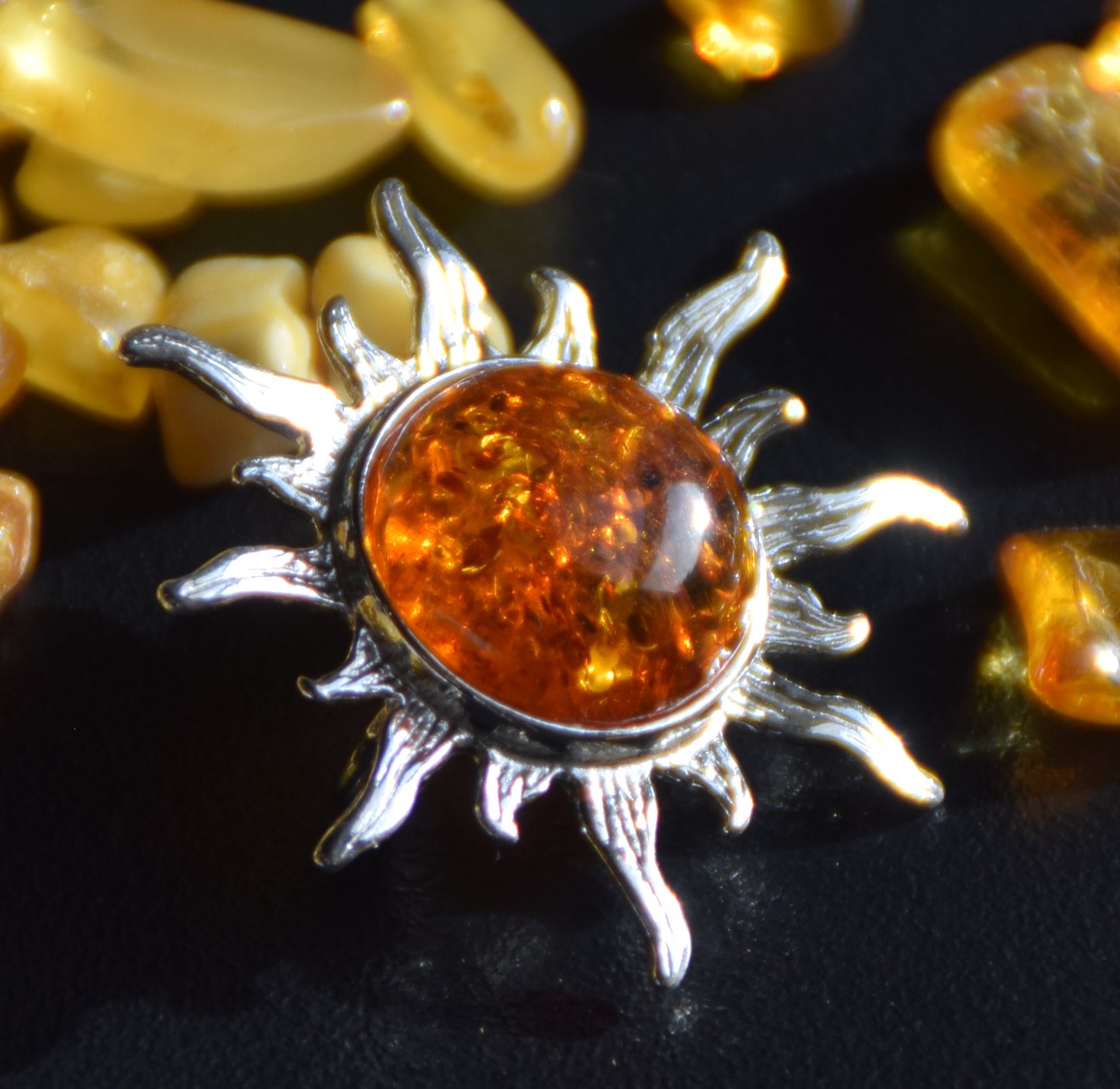 Leuchtende Sonnenbrosche aus cognacfarbenem Naturbernstein und 925er Silber, MJ Baltica, BBR024