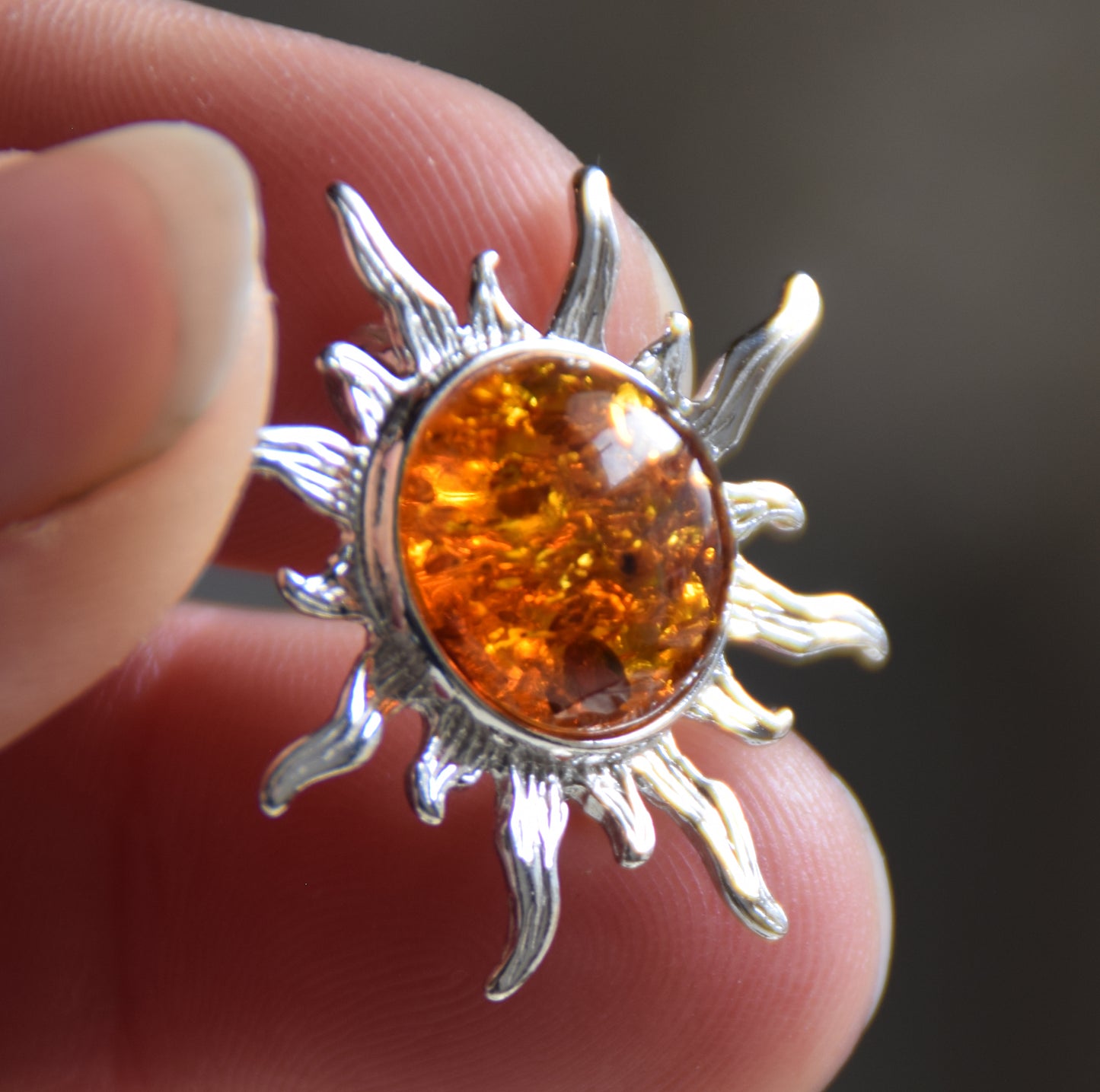 Leuchtende Sonnenbrosche aus cognacfarbenem Naturbernstein und 925er Silber, MJ Baltica, BBR024