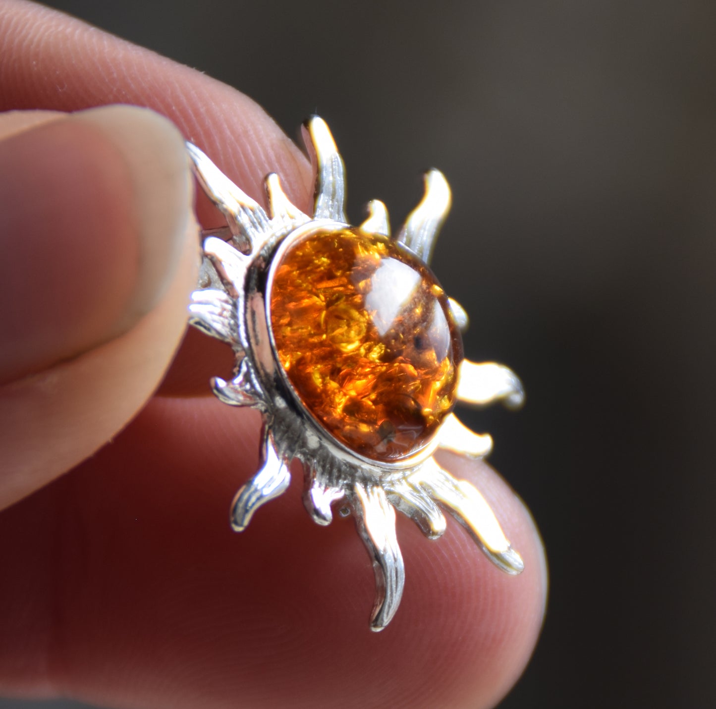 Leuchtende Sonnenbrosche aus cognacfarbenem Naturbernstein und 925er Silber, MJ Baltica, BBR024