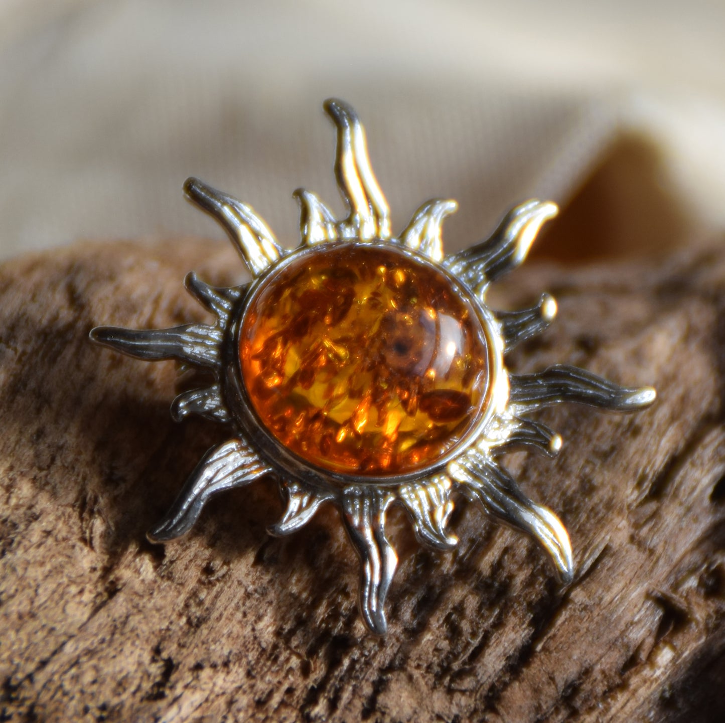 Leuchtende Sonnenbrosche aus cognacfarbenem Naturbernstein und 925er Silber, MJ Baltica, BBR024
