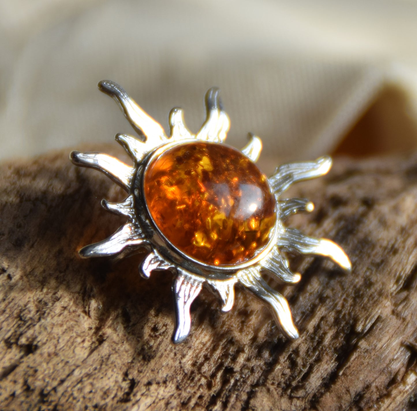 Leuchtende Sonnenbrosche aus cognacfarbenem Naturbernstein und 925er Silber, MJ Baltica, BBR024