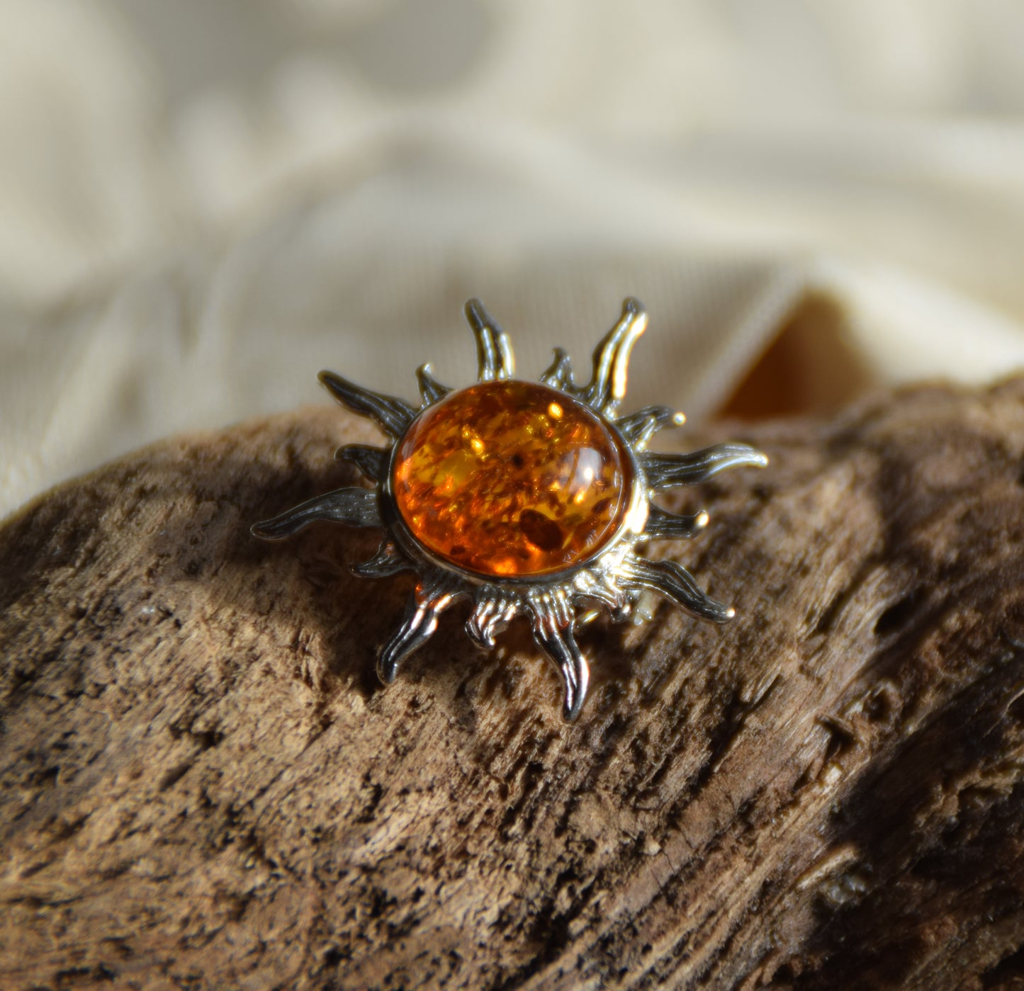 Leuchtende Sonnenbrosche aus cognacfarbenem Naturbernstein und 925er Silber, MJ Baltica, BBR024