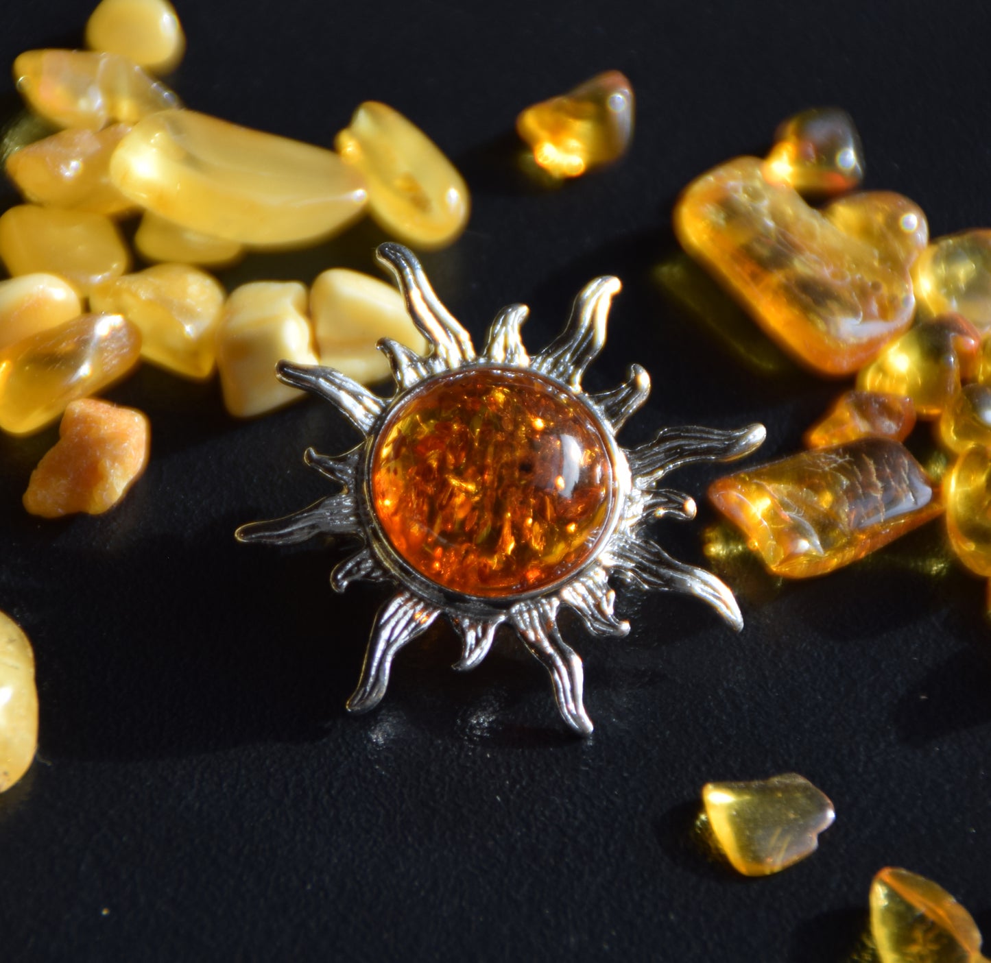 Leuchtende Sonnenbrosche aus cognacfarbenem Naturbernstein und 925er Silber, MJ Baltica, BBR024