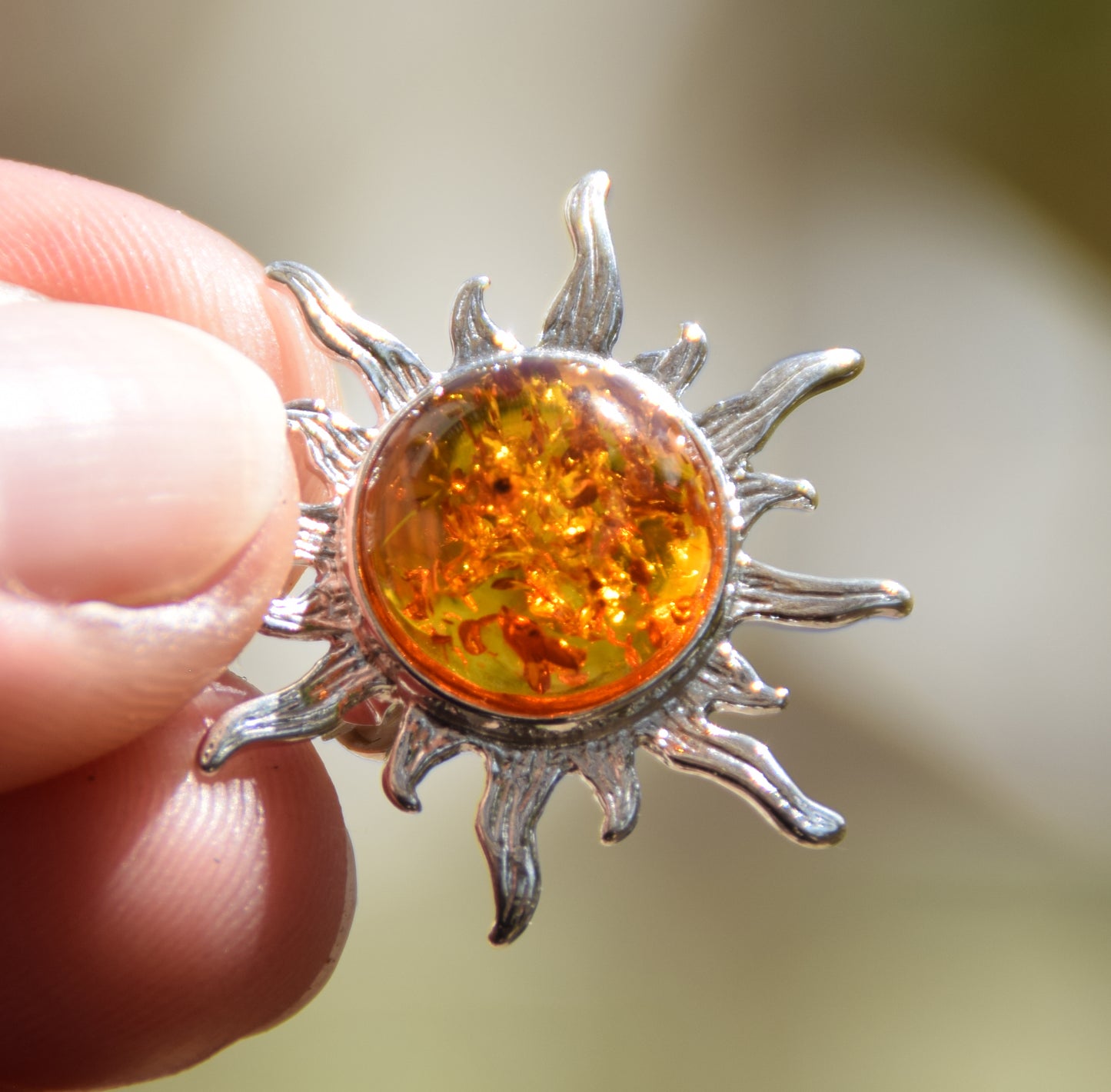 Leuchtende Sonnenbrosche aus cognacfarbenem Naturbernstein und 925er Silber, MJ Baltica, BBR024