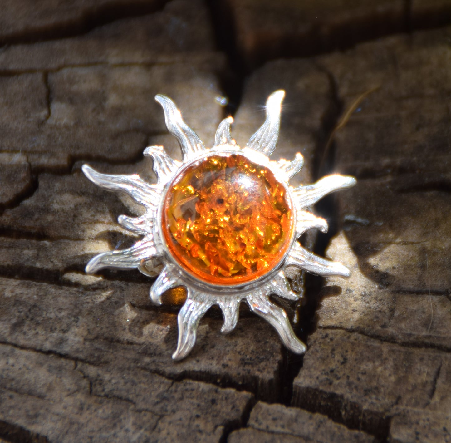 Leuchtende Sonnenbrosche aus cognacfarbenem Naturbernstein und 925er Silber, MJ Baltica, BBR024