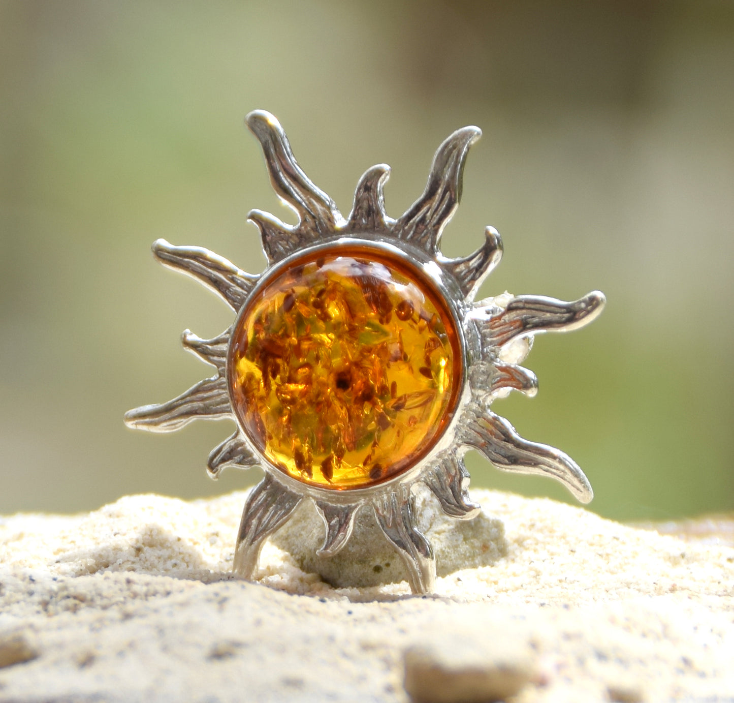 Leuchtende Sonnenbrosche aus cognacfarbenem Naturbernstein und 925er Silber, MJ Baltica, BBR024