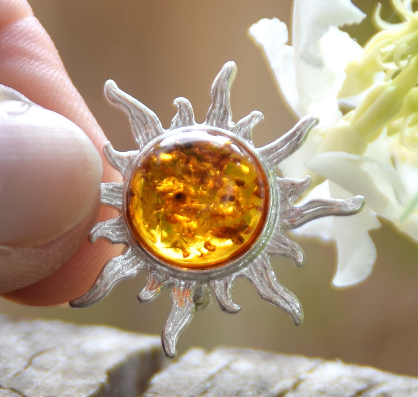 Leuchtende Sonnenbrosche aus cognacfarbenem Naturbernstein und 925er Silber, MJ Baltica, BBR024