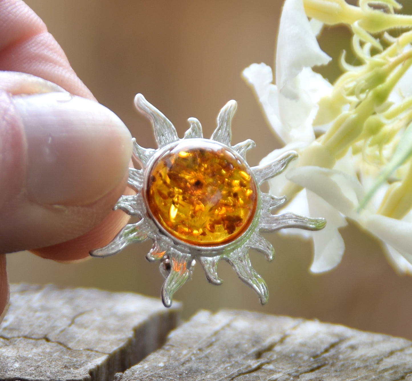 Leuchtende Sonnenbrosche aus cognacfarbenem Naturbernstein und 925er Silber, MJ Baltica, BBR024