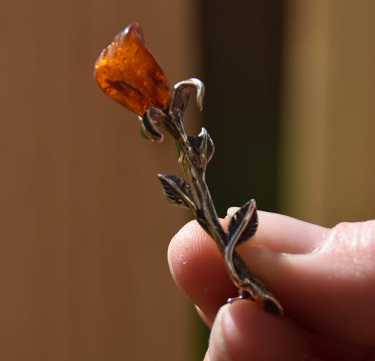 MJ Baltica, spilla, Ambra naturale Baltica, Argento 925, rosa, fiore, intagliata, artigianale, BBR032