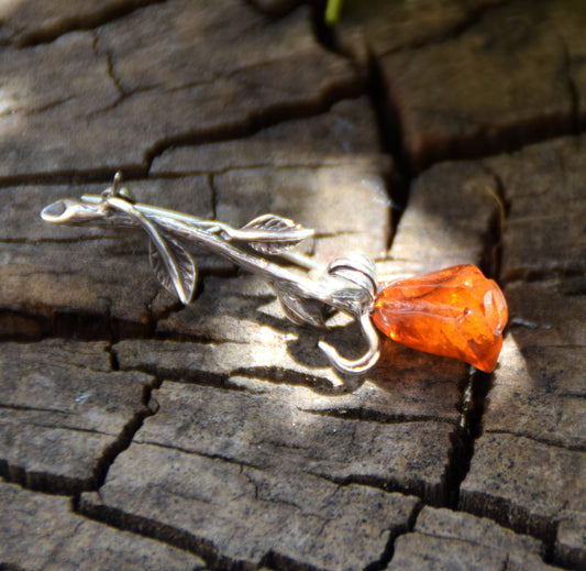 Delicate rose-shaped brooch made with cognac-colored natural amber and 925 sterling silver, MJ Baltica, BBR032