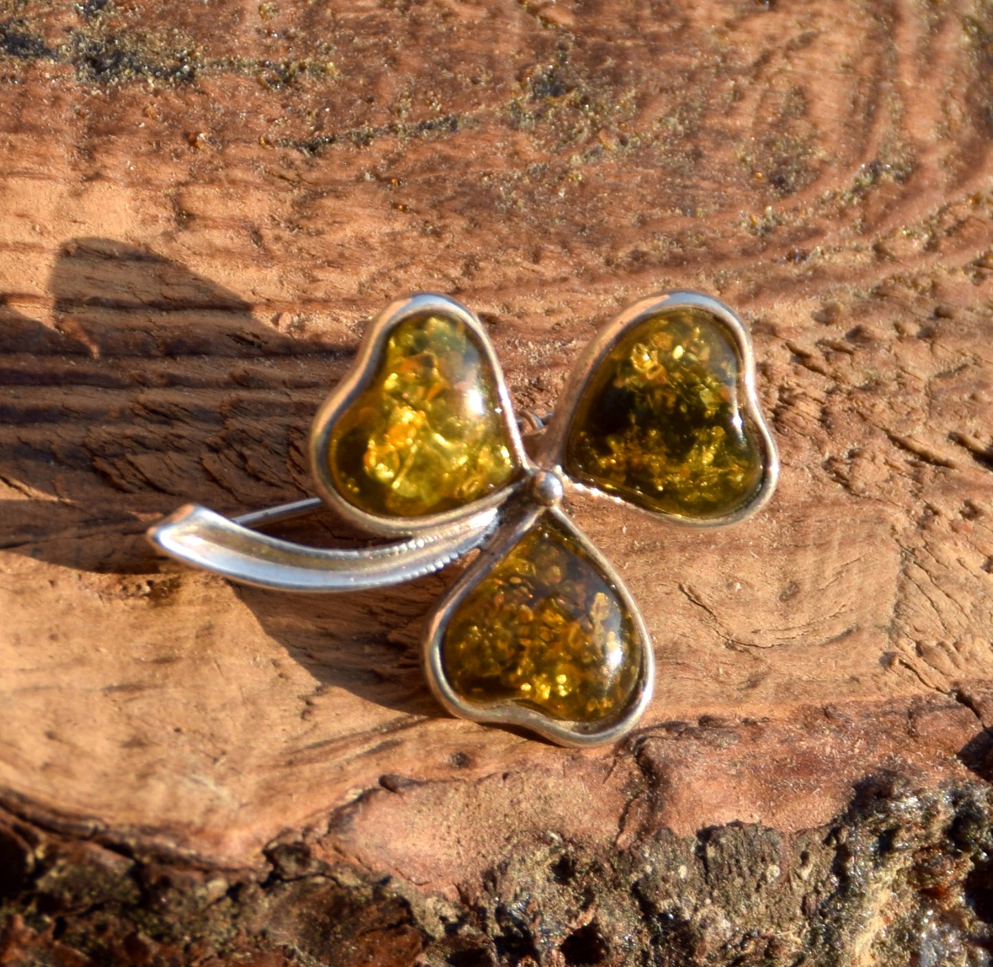Elegante spilla con trifoglio creata con Ambra naturale di tonalità verde e Argento 925, MJ Baltica, BBR051
