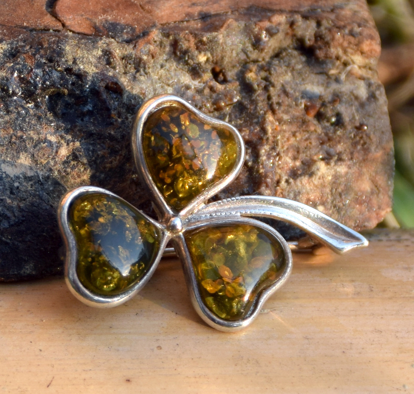 Elegante spilla con trifoglio creata con Ambra naturale di tonalità verde e Argento 925, MJ Baltica, BBR051
