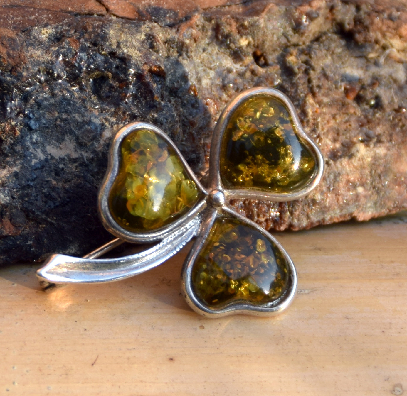Elegante spilla con trifoglio creata con Ambra naturale di tonalità verde e Argento 925, MJ Baltica, BBR051