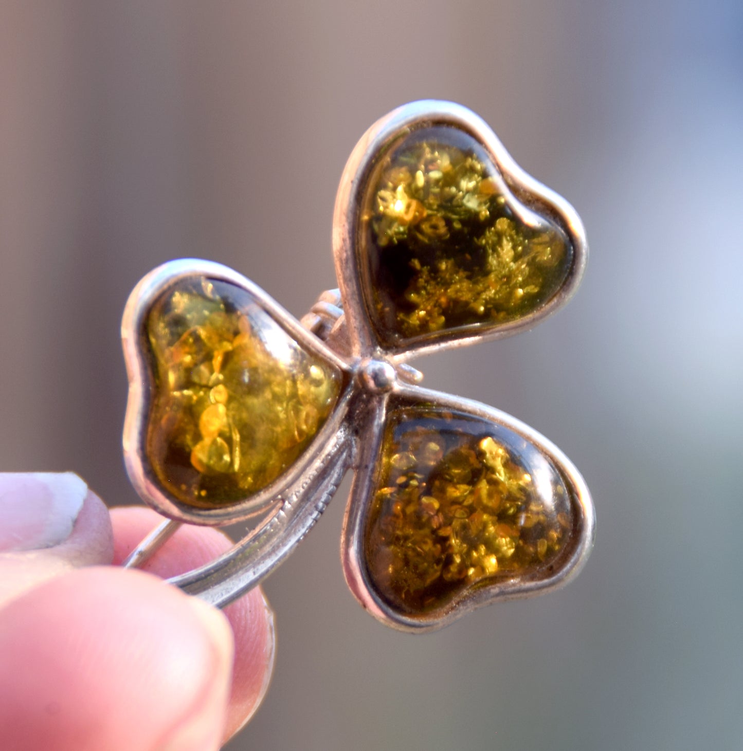 Elegante spilla con trifoglio creata con Ambra naturale di tonalità verde e Argento 925, MJ Baltica, BBR051