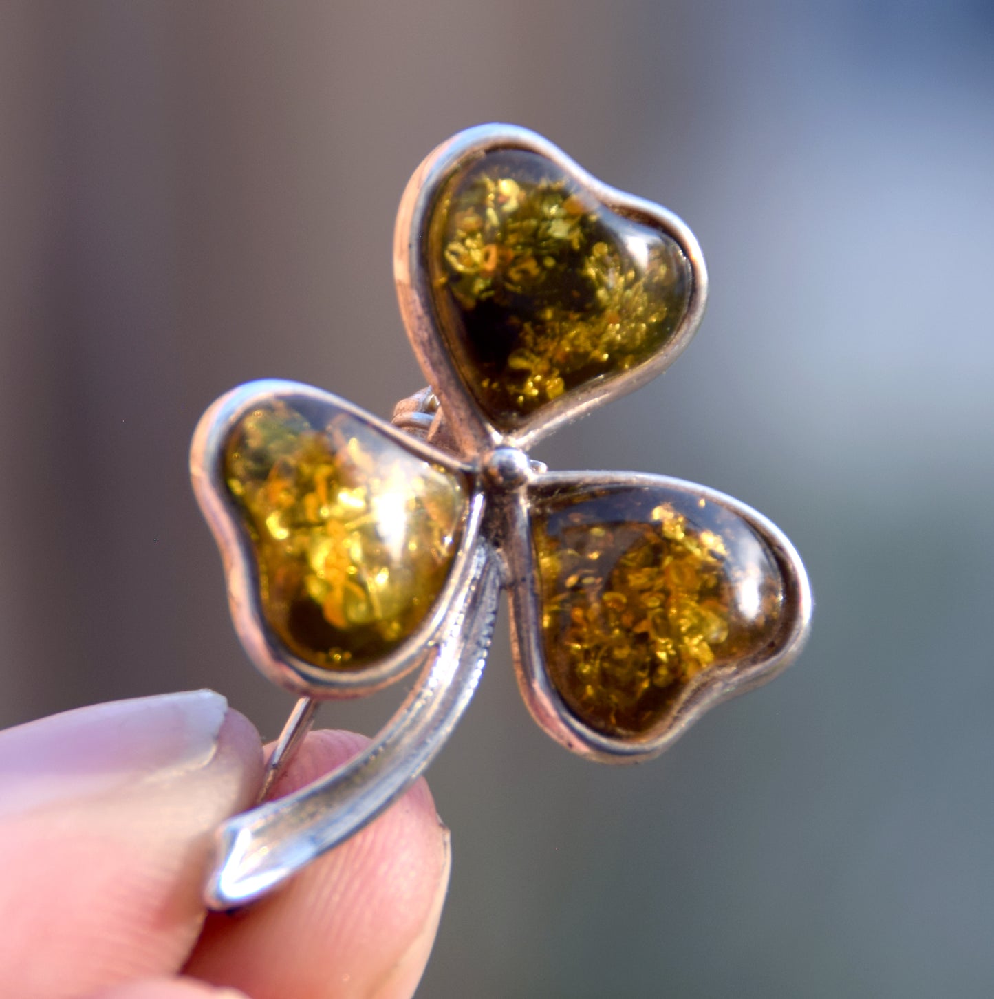 Elegante spilla con trifoglio creata con Ambra naturale di tonalità verde e Argento 925, MJ Baltica, BBR051