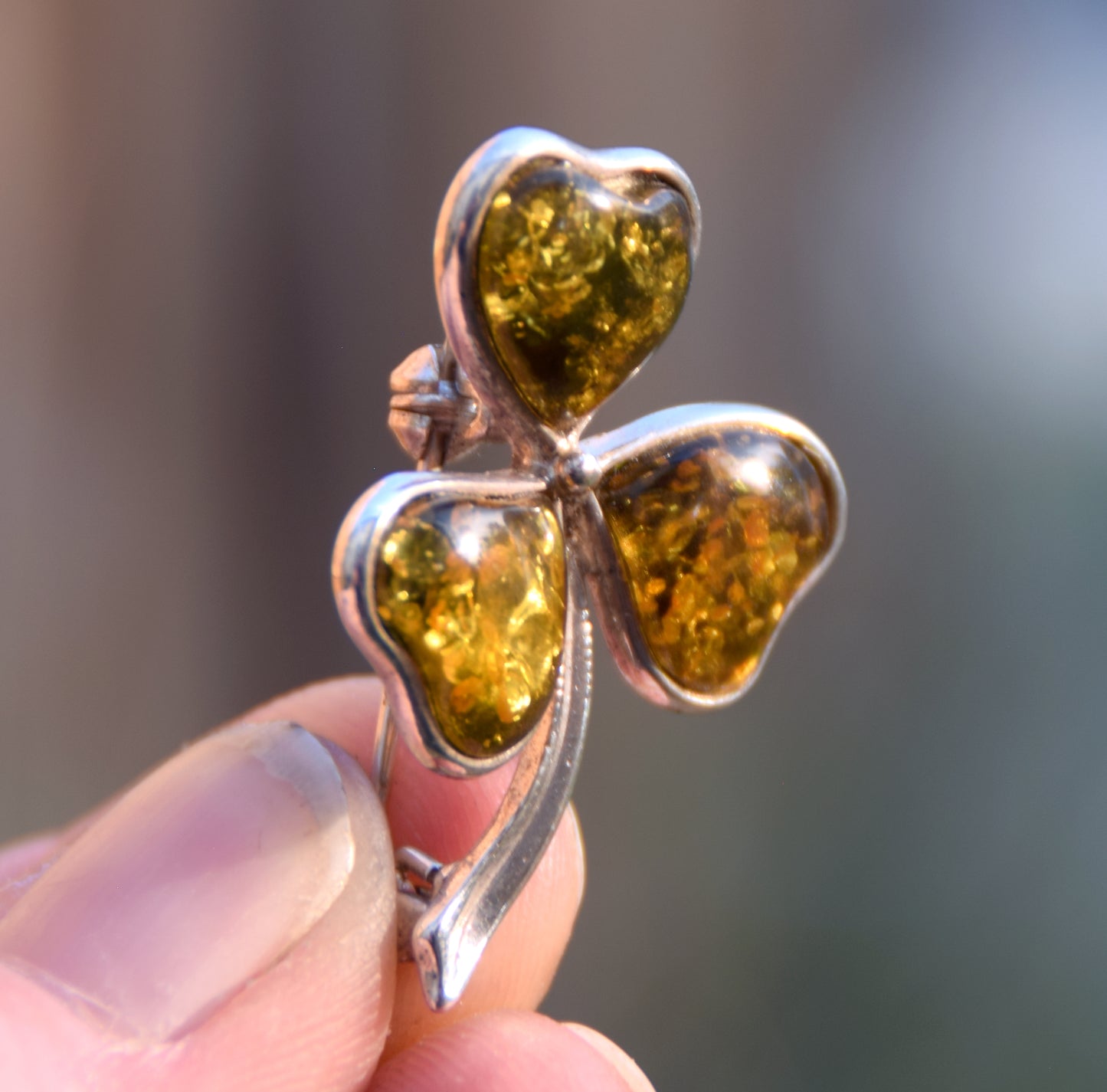 Elegante spilla con trifoglio creata con Ambra naturale di tonalità verde e Argento 925, MJ Baltica, BBR051