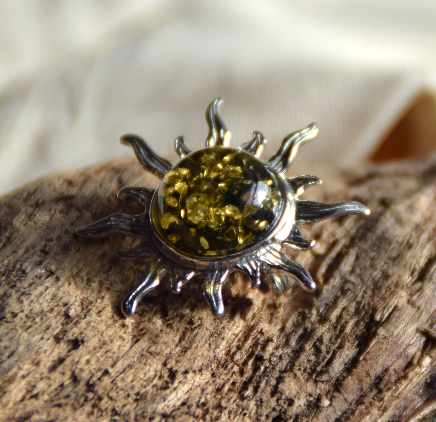 Strahlende, sonnenförmige Brosche aus grünem Naturbernstein und 925er Silber, MJ Baltica, BBR054