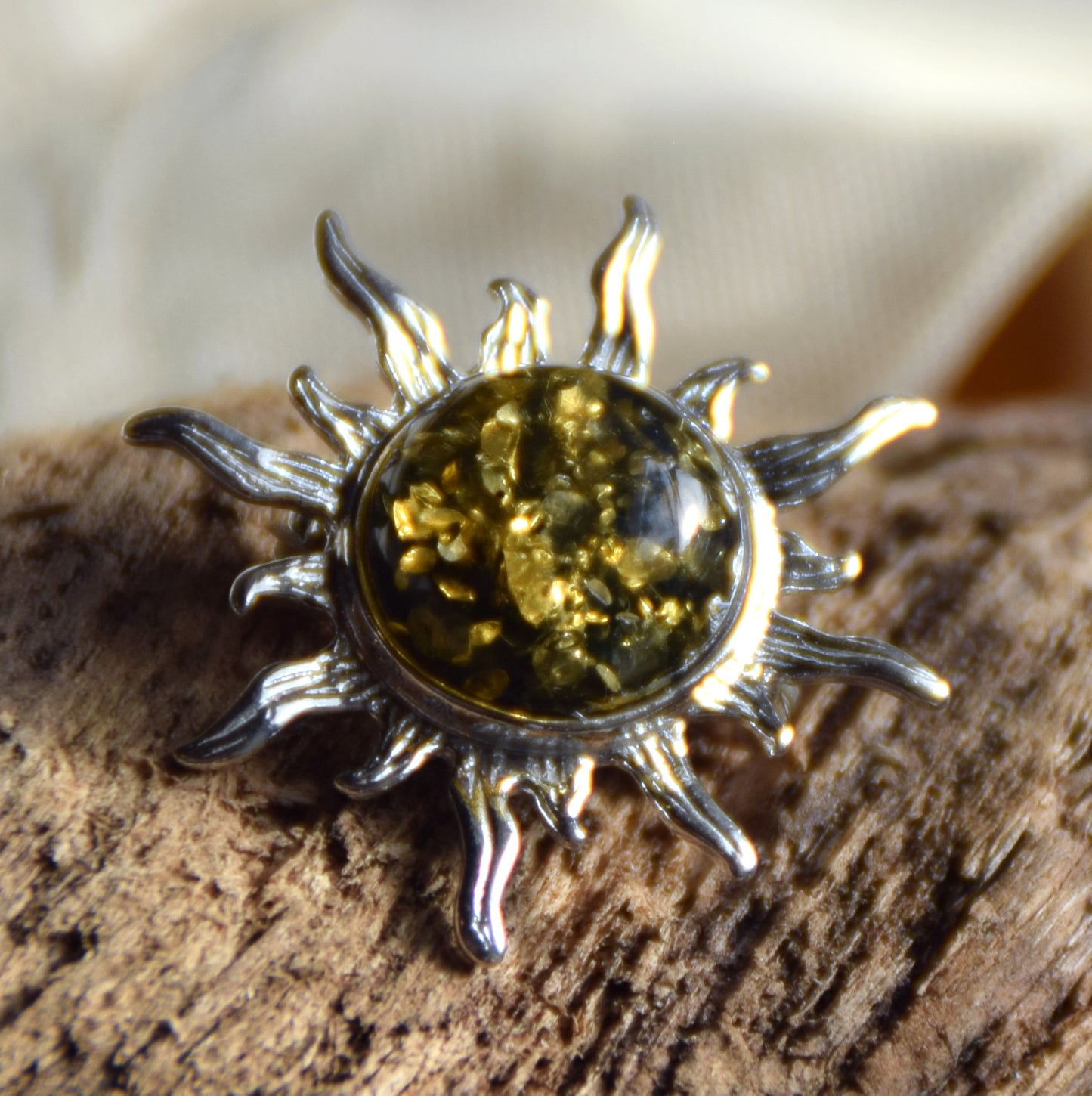 Strahlende, sonnenförmige Brosche aus grünem Naturbernstein und 925er Silber, MJ Baltica, BBR054