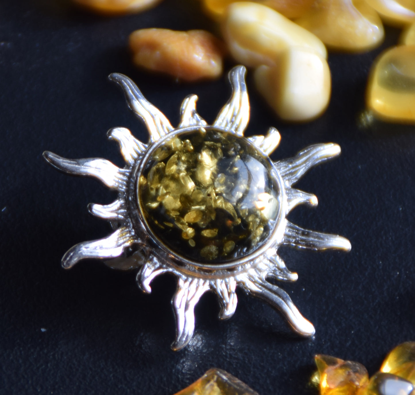Strahlende, sonnenförmige Brosche aus grünem Naturbernstein und 925er Silber, MJ Baltica, BBR054