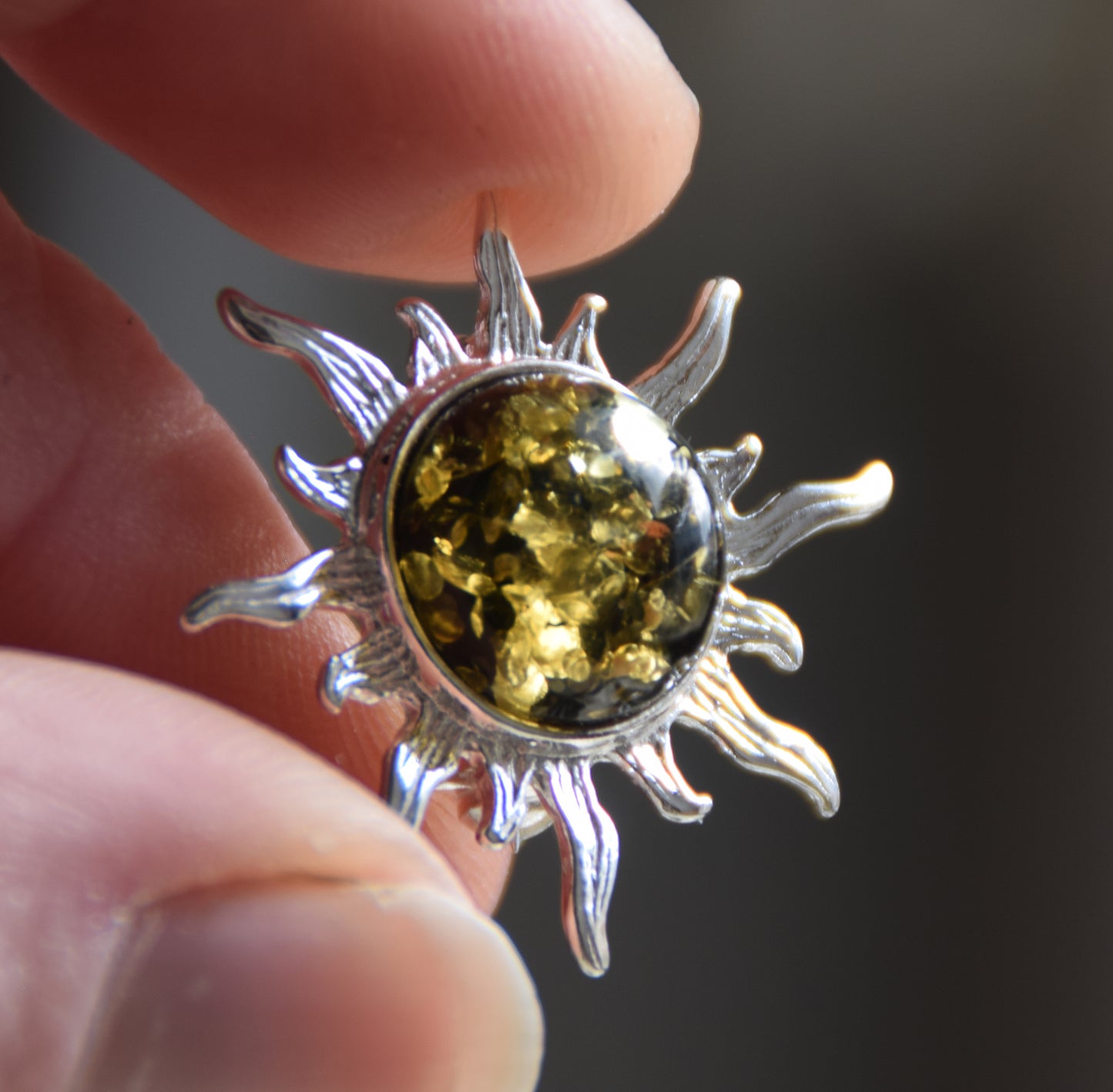 Strahlende, sonnenförmige Brosche aus grünem Naturbernstein und 925er Silber, MJ Baltica, BBR054