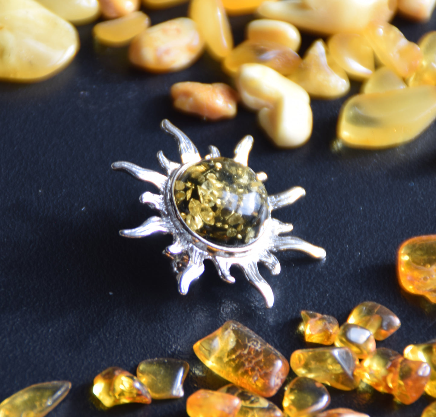 Strahlende, sonnenförmige Brosche aus grünem Naturbernstein und 925er Silber, MJ Baltica, BBR054