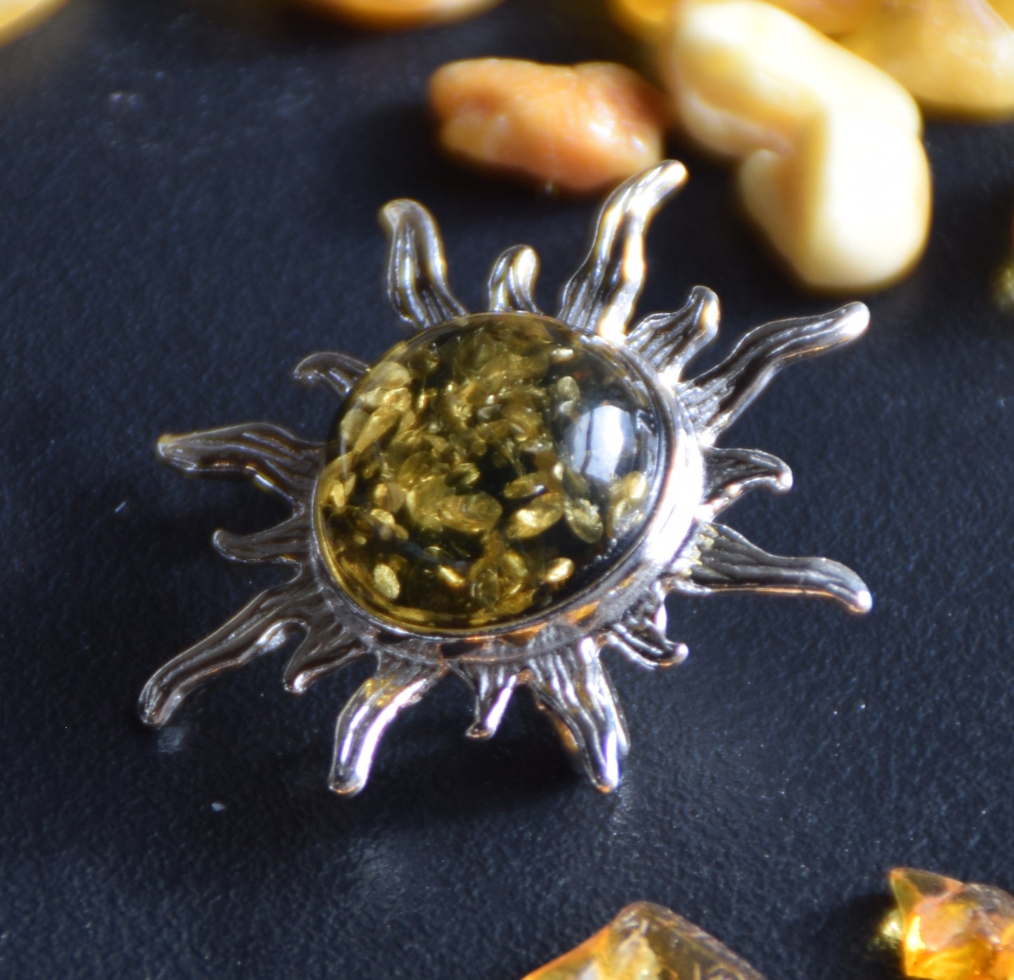 Strahlende, sonnenförmige Brosche aus grünem Naturbernstein und 925er Silber, MJ Baltica, BBR054