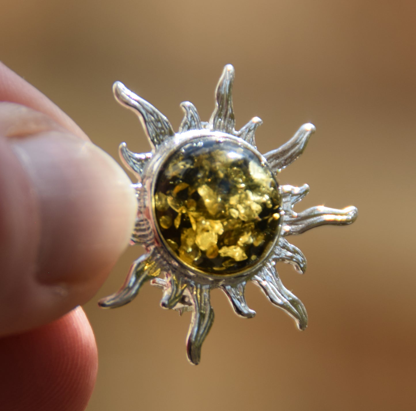 Luminosa spilla a forma di sole creata con Ambra naturale color verde e Argento 925, MJ Baltica, BBR054