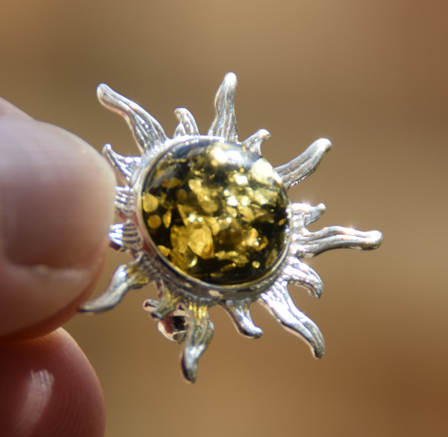 Luminosa spilla a forma di sole creata con Ambra naturale color verde e Argento 925, MJ Baltica, BBR054