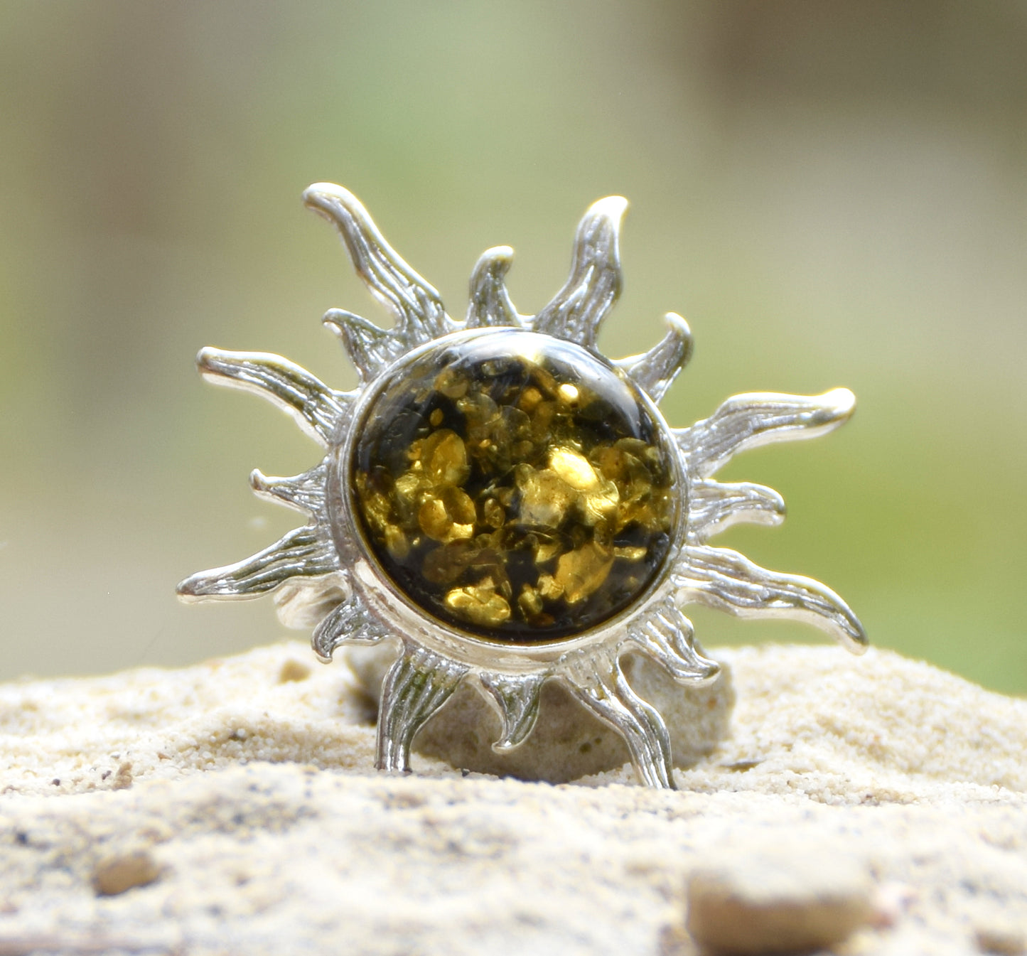 Luminosa spilla a forma di sole creata con Ambra naturale color verde e Argento 925, MJ Baltica, BBR054