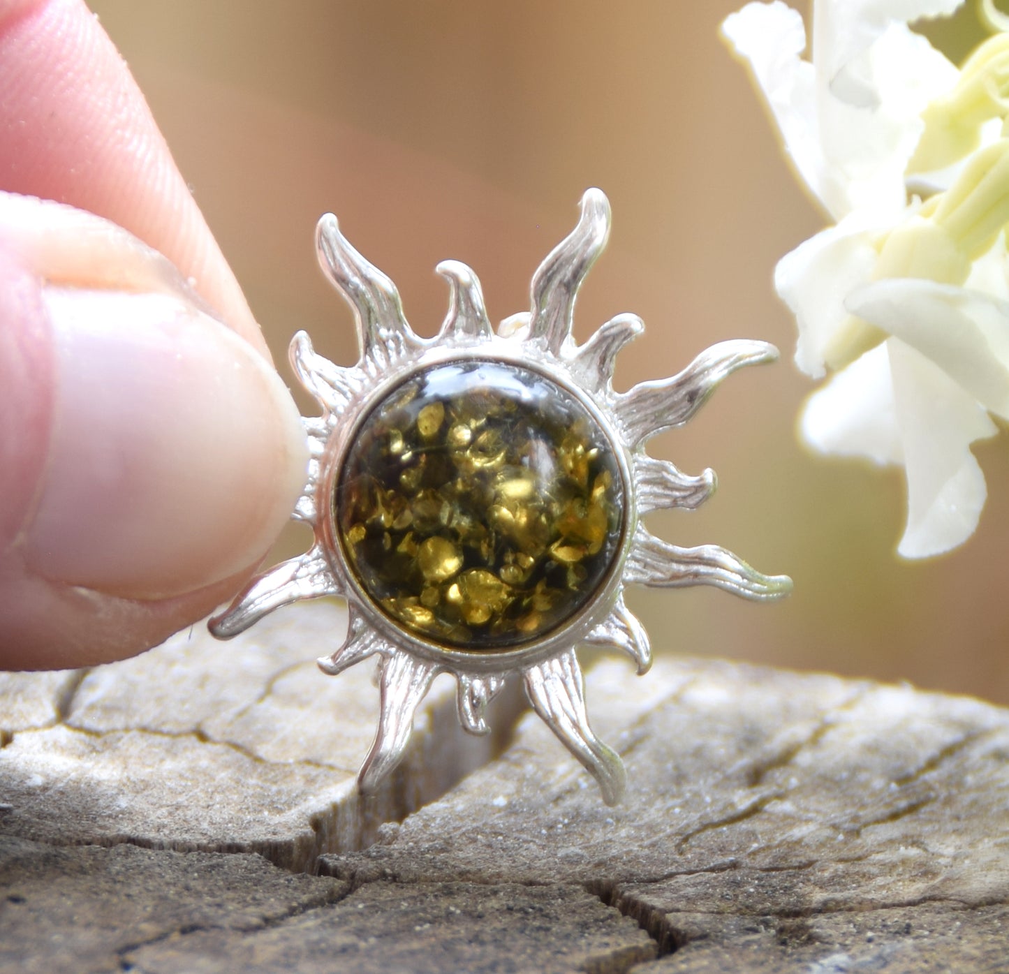 Luminosa spilla a forma di sole creata con Ambra naturale color verde e Argento 925, MJ Baltica, BBR054
