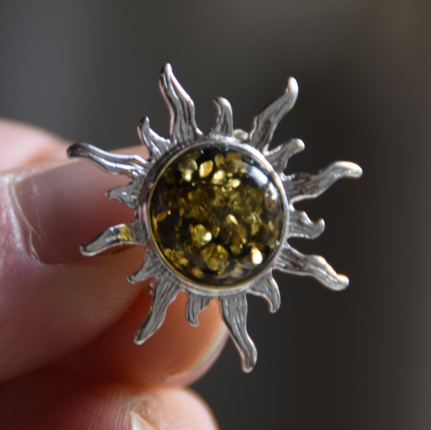 Strahlende, sonnenförmige Brosche aus grünem Naturbernstein und 925er Silber, MJ Baltica, BBR054