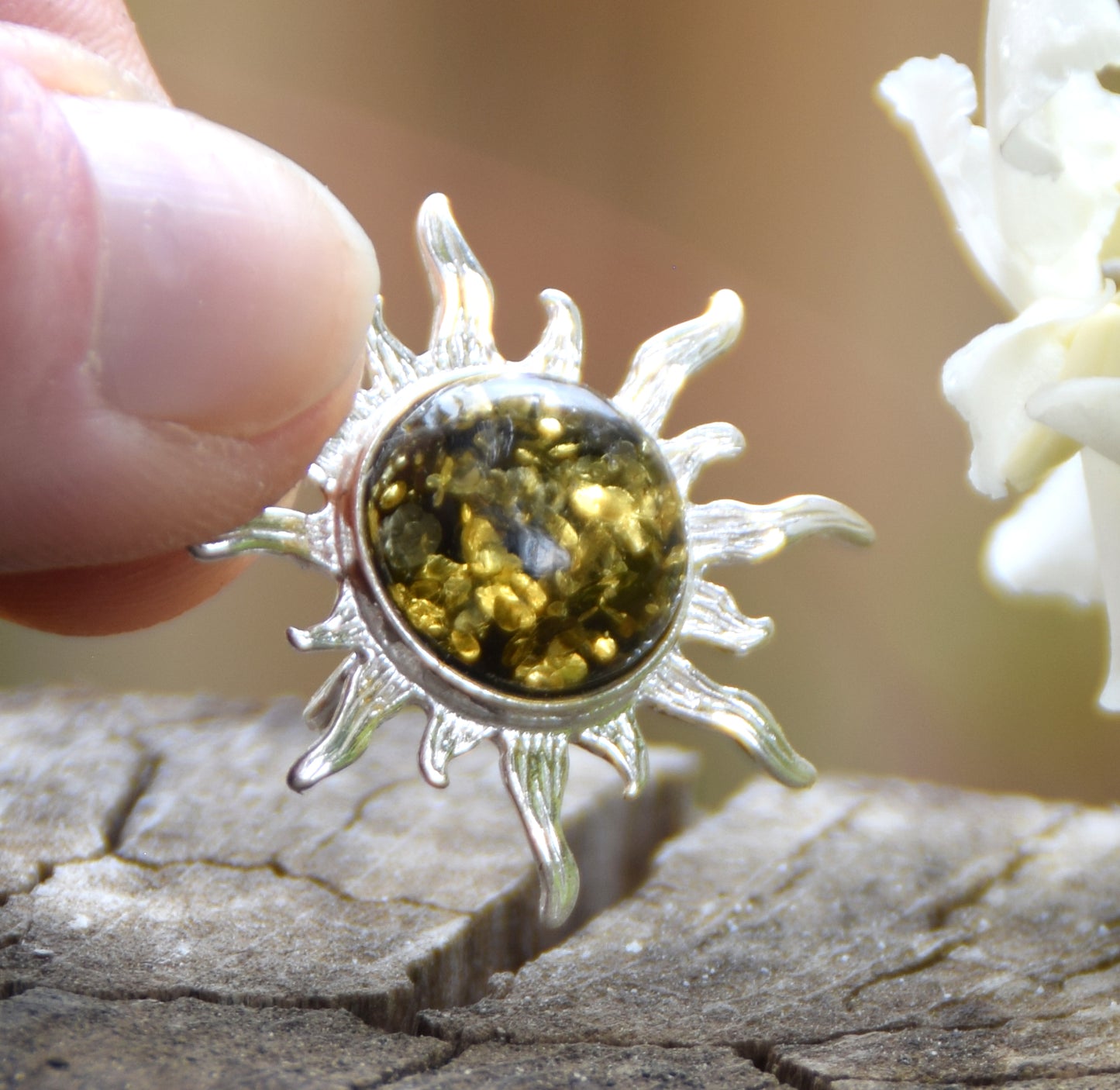 Luminosa spilla a forma di sole creata con Ambra naturale color verde e Argento 925, MJ Baltica, BBR054