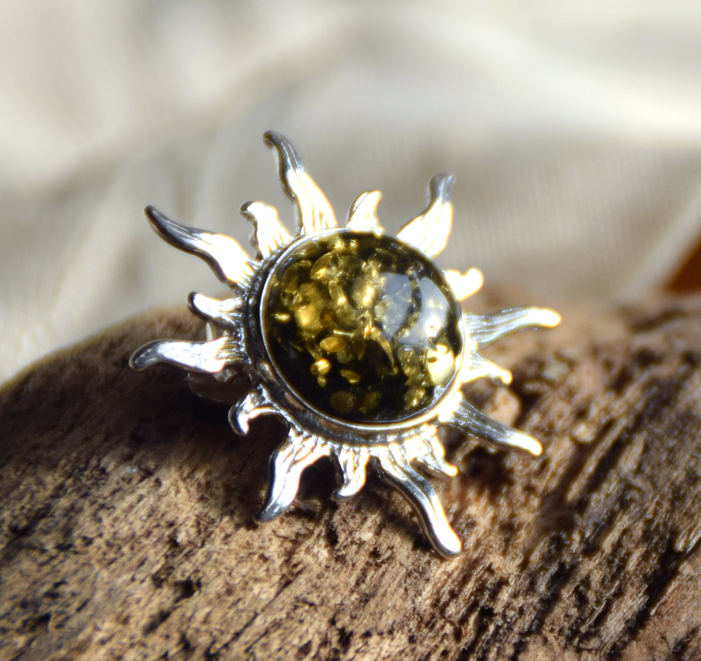 Strahlende, sonnenförmige Brosche aus grünem Naturbernstein und 925er Silber, MJ Baltica, BBR054