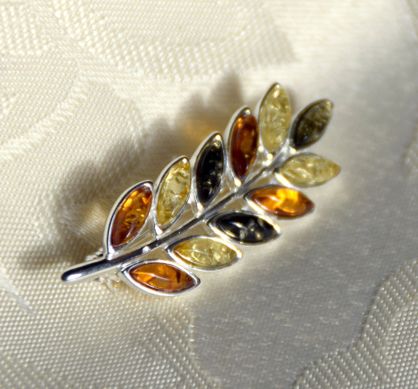 Elegante Brosche mit Getreideähre, gefertigt aus Naturbernstein in verschiedenen Farbtönen und 925er Silber, MJ Baltica, BBR058