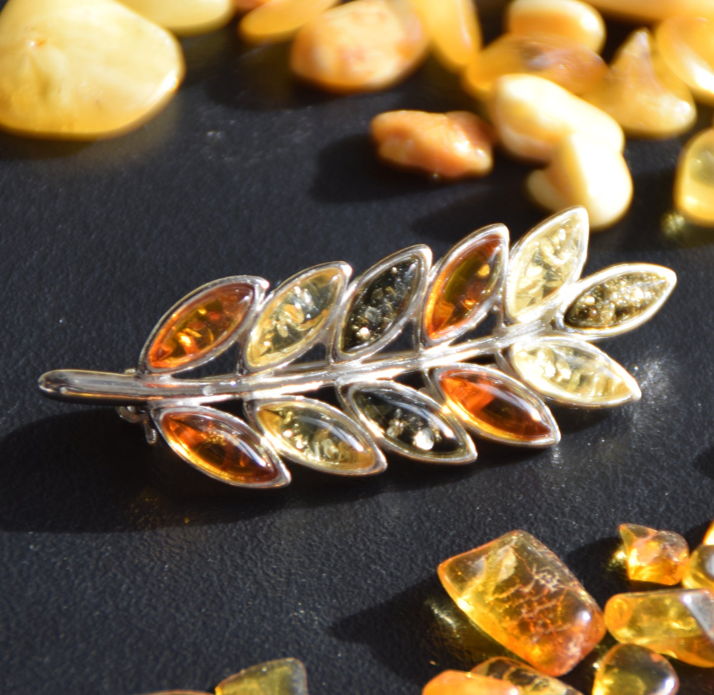 Elegante Brosche mit Getreideähre, gefertigt aus Naturbernstein in verschiedenen Farbtönen und 925er Silber, MJ Baltica, BBR058