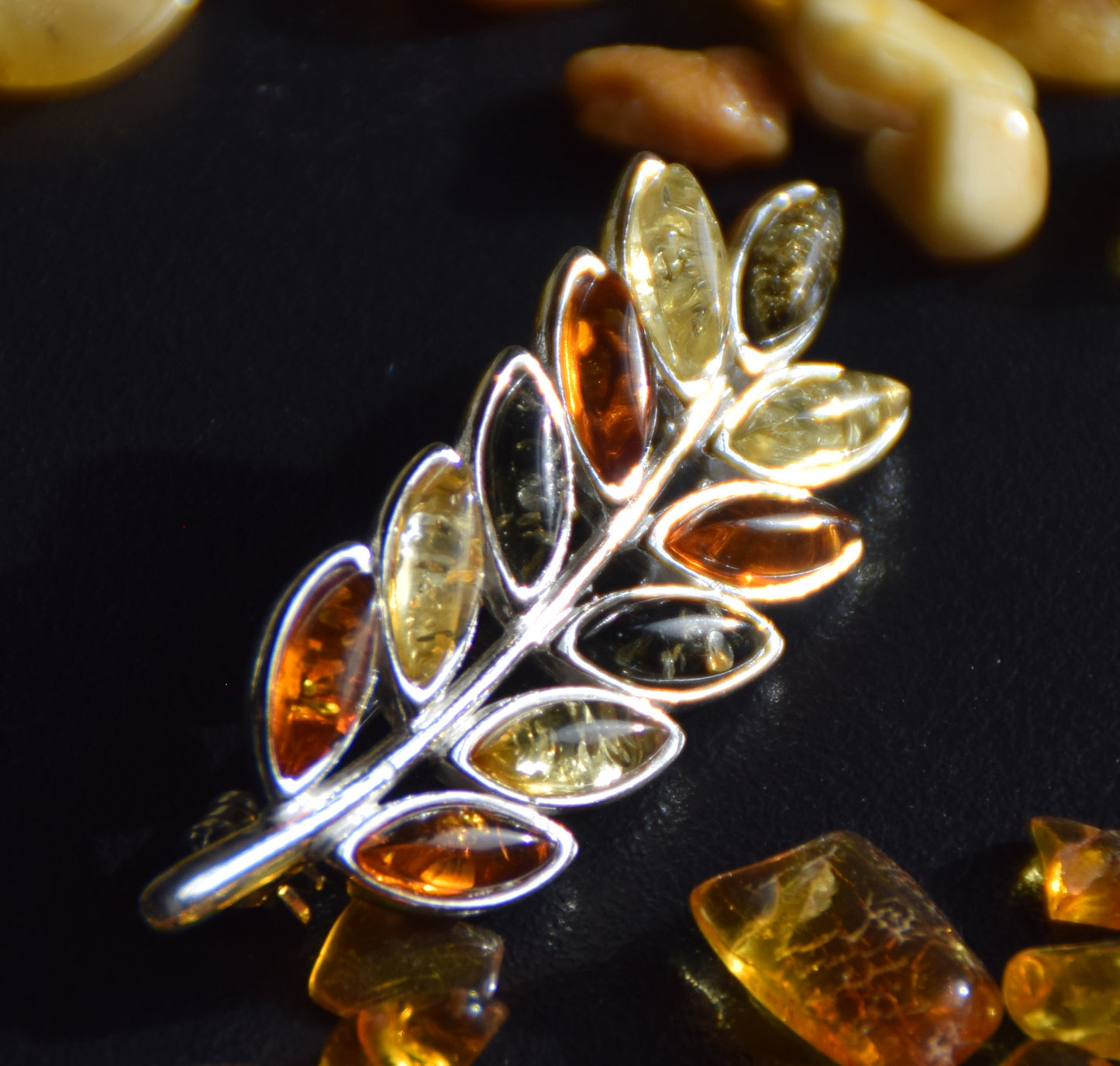 Elegante Brosche mit Getreideähre, gefertigt aus Naturbernstein in verschiedenen Farbtönen und 925er Silber, MJ Baltica, BBR058