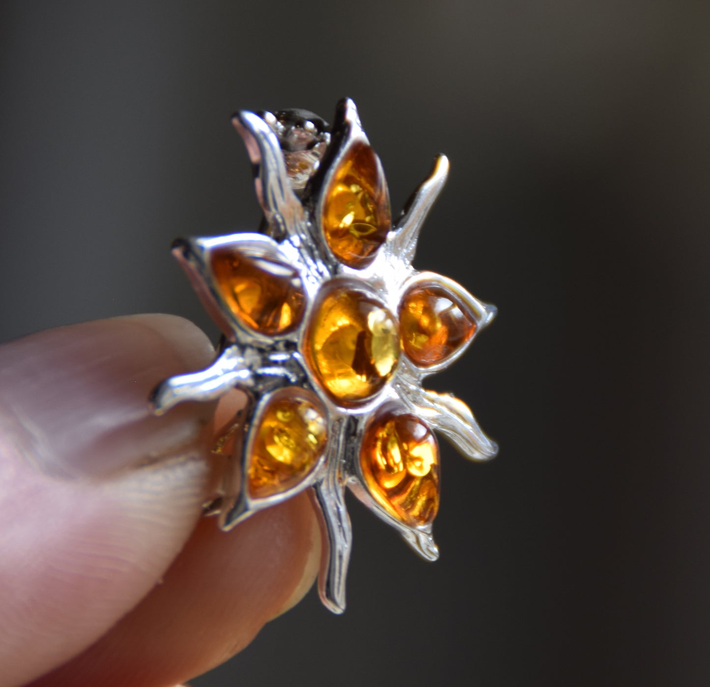 Spilla a forma di sole creata con mosaico di gemme di Ambra naturale color cognac e Argento 925, MJ Baltica, BBR059