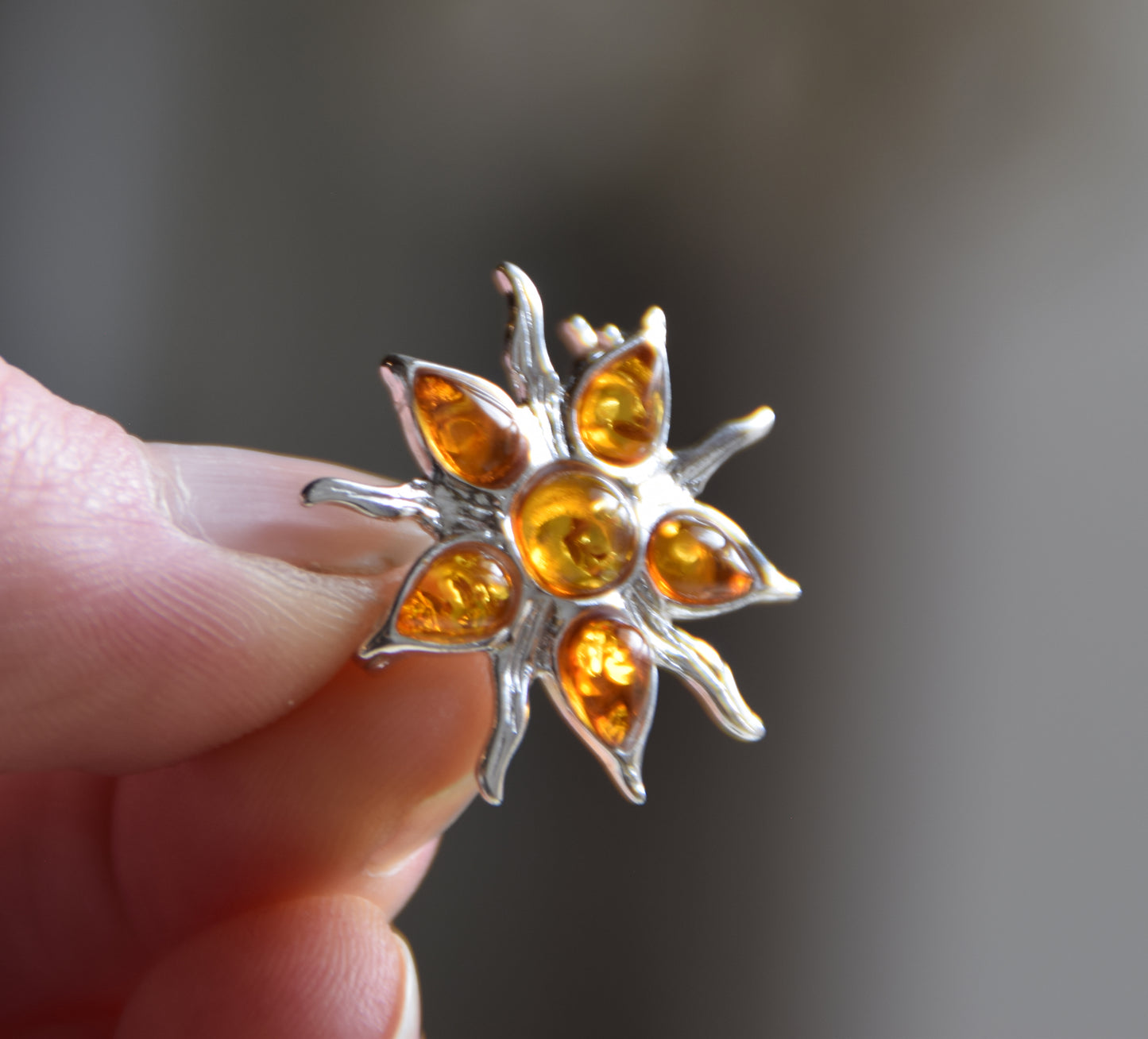 Spilla a forma di sole creata con mosaico di gemme di Ambra naturale color cognac e Argento 925, MJ Baltica, BBR059