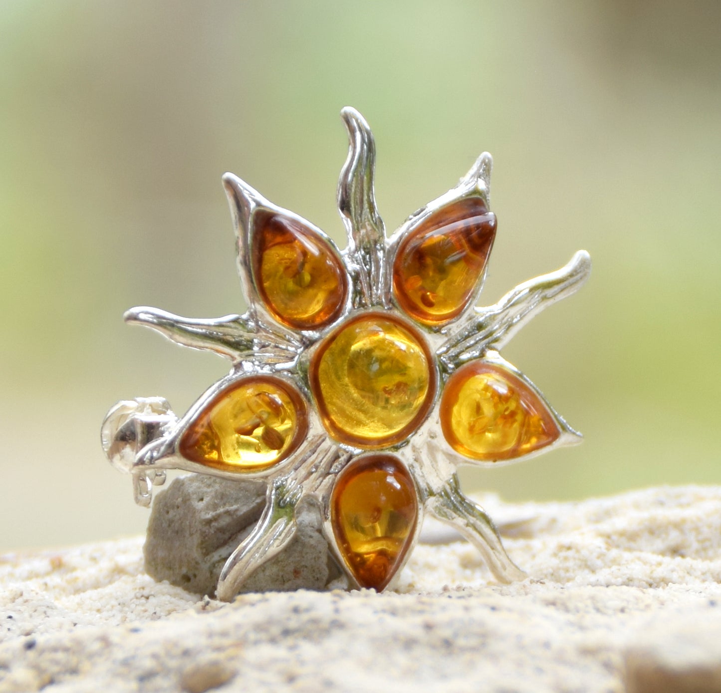 Spilla a forma di sole creata con mosaico di gemme di Ambra naturale color cognac e Argento 925, MJ Baltica, BBR059