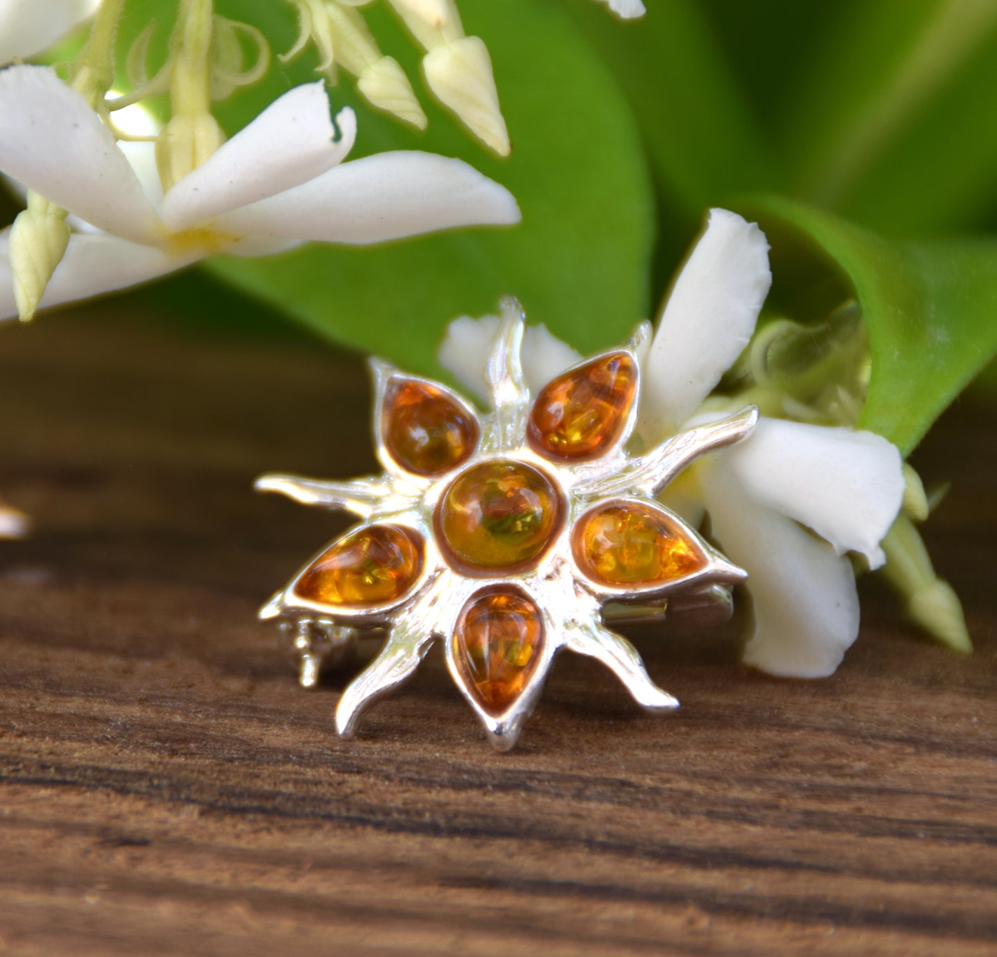 Spilla a forma di sole creata con mosaico di gemme di Ambra naturale color cognac e Argento 925, MJ Baltica, BBR059