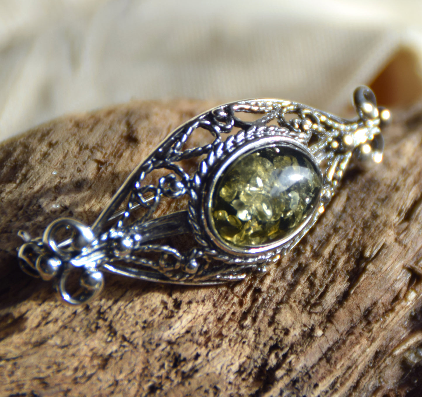 Vintage Brosche mit Filigran-Design, gefertigt aus natürlichem grünem Bernstein und 925er Silber, MJ Baltica, BBR061