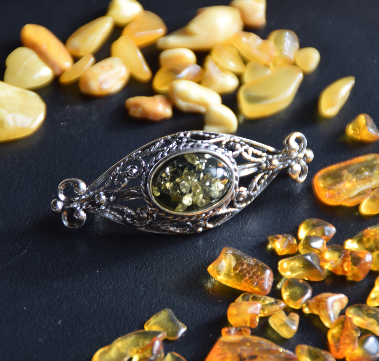 Vintage Brosche mit Filigran-Design, gefertigt aus natürlichem grünem Bernstein und 925er Silber, MJ Baltica, BBR061