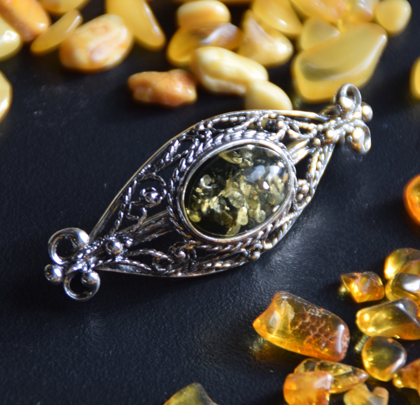 Vintage Brosche mit Filigran-Design, gefertigt aus natürlichem grünem Bernstein und 925er Silber, MJ Baltica, BBR061