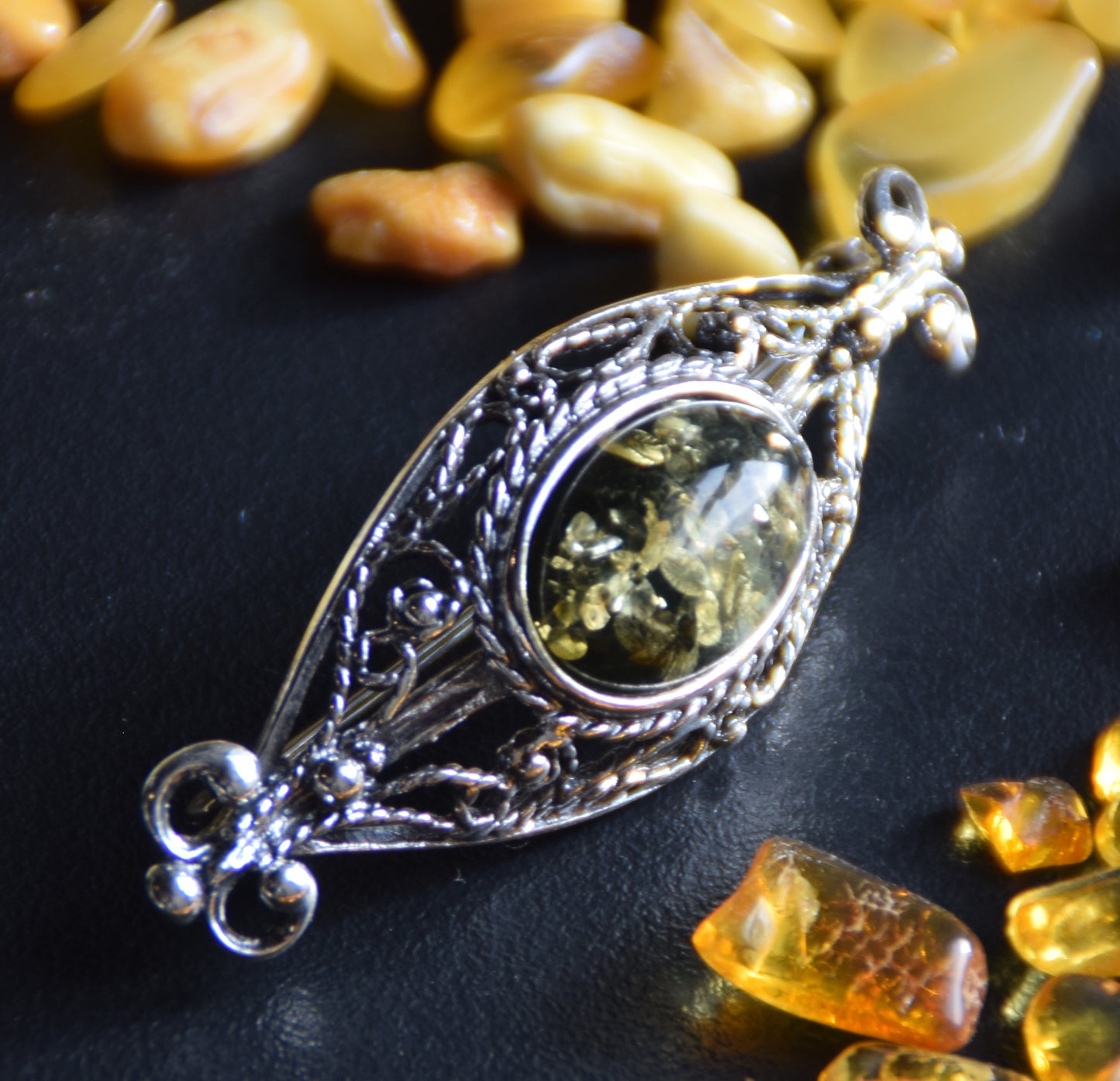 Vintage Brosche mit Filigran-Design, gefertigt aus natürlichem grünem Bernstein und 925er Silber, MJ Baltica, BBR061