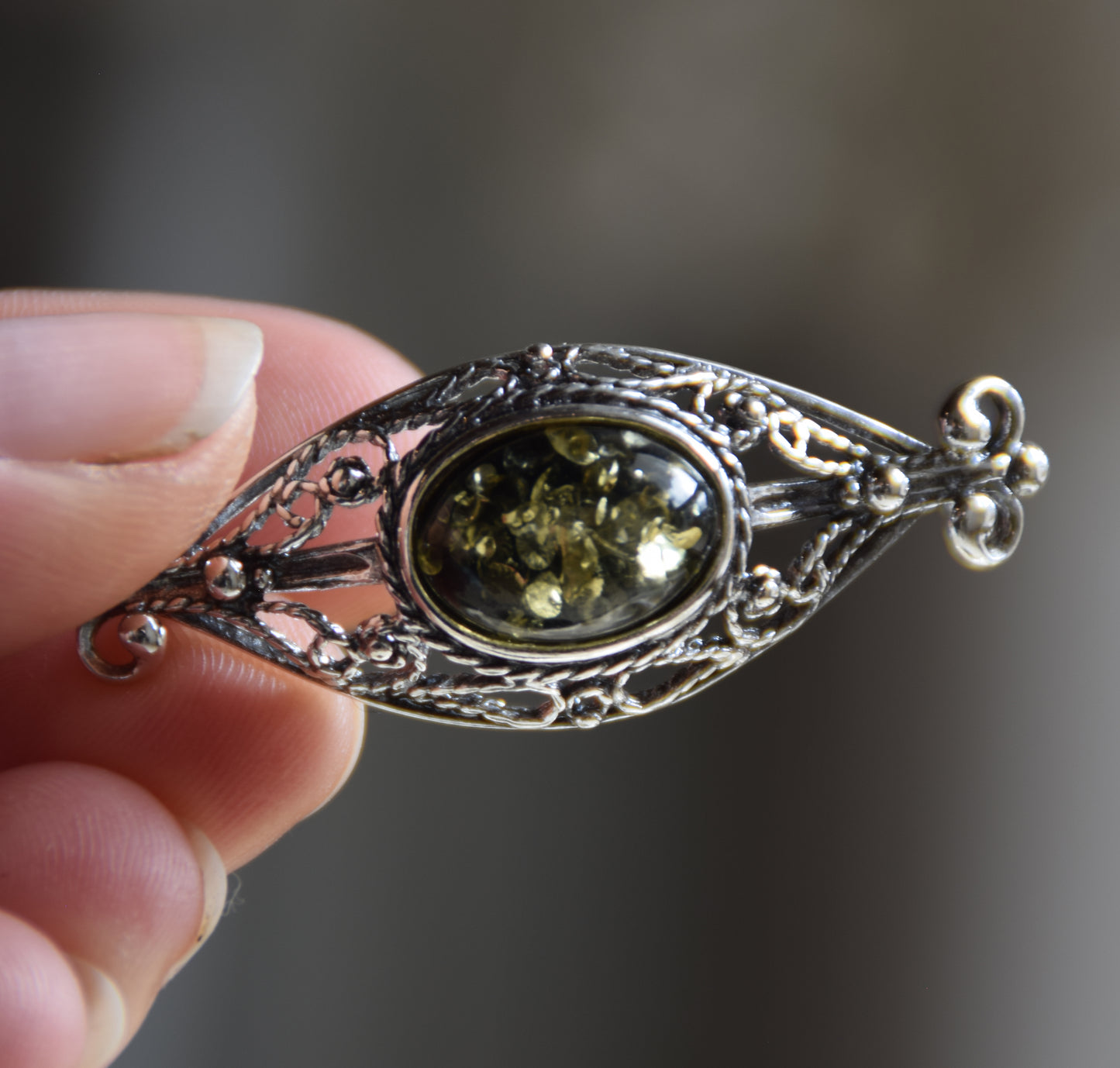 Vintage Brosche mit Filigran-Design, gefertigt aus natürlichem grünem Bernstein und 925er Silber, MJ Baltica, BBR061