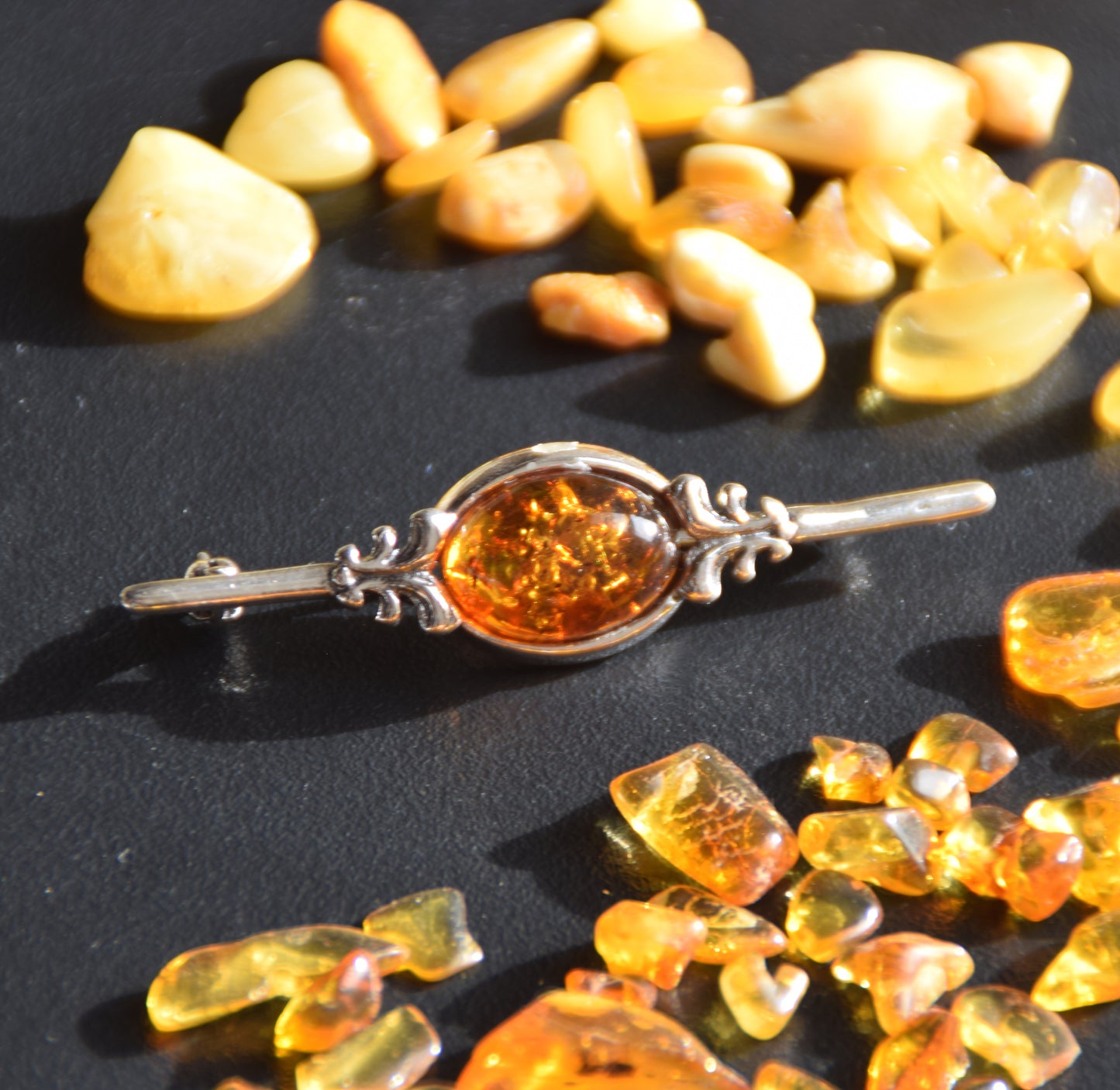 Vintage-Brosche aus Naturbernstein in Cognac-Farbe und 925er Silber, MJ Baltica, BBR062