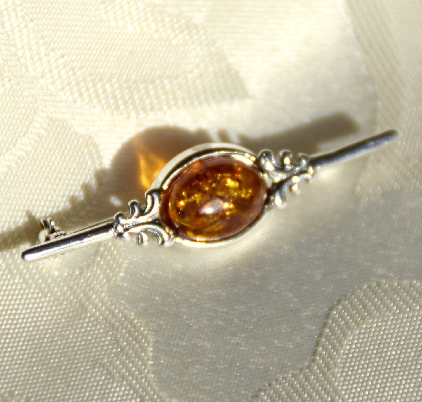Vintage-Brosche aus Naturbernstein in Cognac-Farbe und 925er Silber, MJ Baltica, BBR062